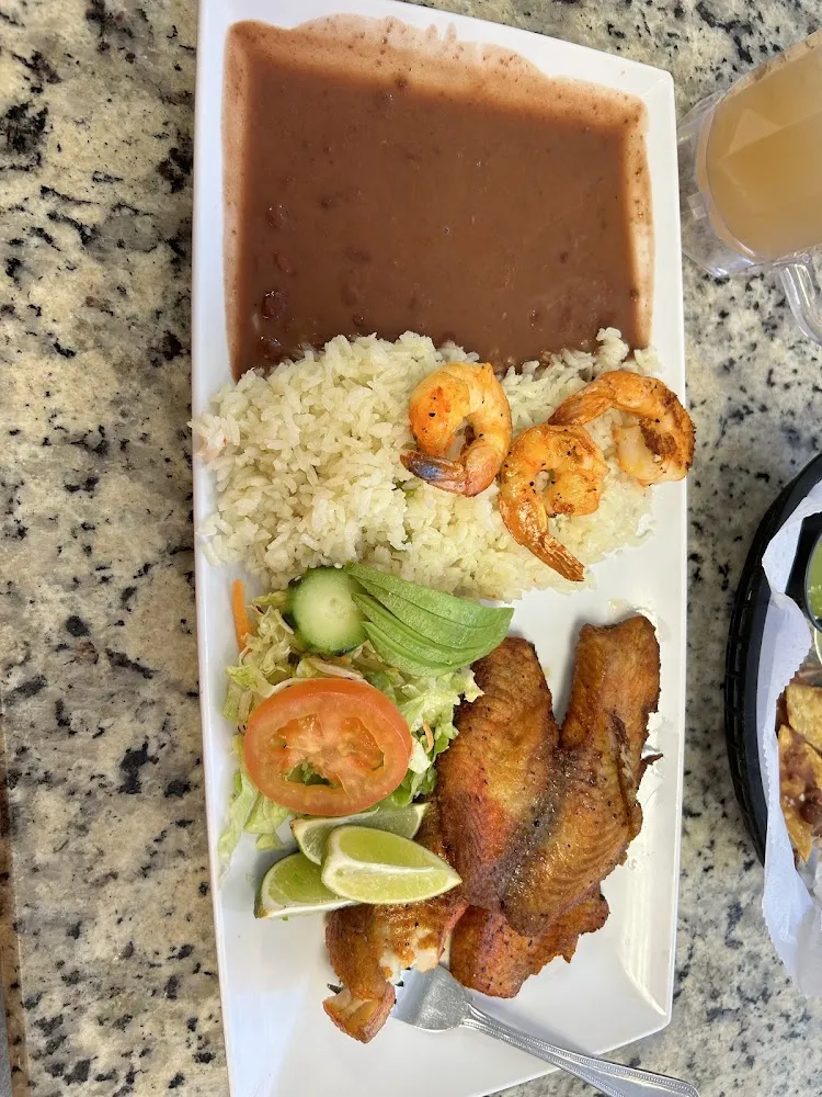 Pescado Frito Y Camarones