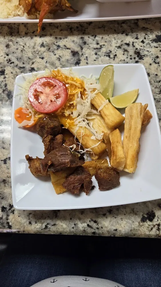 Yuca Frita Con Chicharrones